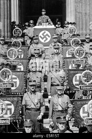 Marzo della SA di Berlino (Sturmabteilung) e dei soldati della SA con il capo di stato maggiore della SA Viktor Lutze a Berlino, Germania, aprile 1940. Fotoarchiv für Zeitgeschichte - SENZA FILI