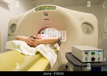 Dipartimento di imaging medico, ospedale universitario di Rennes, Francia, paziente sottoposto a una virtual colonoscop, il virtuale Foto Stock