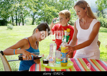 I bambini a bere le acque gassate. Foto Stock