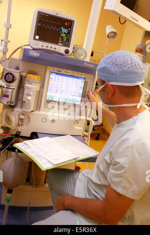 Anestesista rianimatore accanto ad anestetico di apparecchiature di monitoraggio durante la chirurgia del dipartimento di chirurgia gastroenterological, Limoges Foto Stock