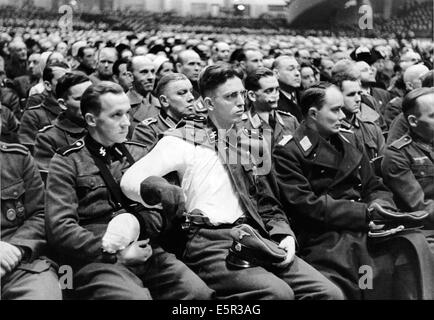 Un grande gruppo di persone per ascoltare il discorso del ministro della Propaganda Joseph Goebbels, che ha chiamato per la 'guerra totale' all'Sportpalast a Berlino, Germania, 18 febbraio 1943. L'originale propaganda nazista testo sul retro dell'immagine: 'Grand Sportpalast rally con Reich Ministro Dr. Goebbels. Nel luogo tradizionale, il Berlin Sportpalast, un gran rally è stato tenuto su 02.18.1943 dove Reich Ministro Dr. Goebbels ha tenuto un discorso. Il consenso spontaneo per le questioni discusse dal dottor Goebbels ha dimostrato la stretta relazione tra i vari gruppi di persone di tutte le professioni e il nazista leadershi Foto Stock