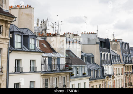 Tetti di edifici residenziali a Parigi, Francia Foto Stock