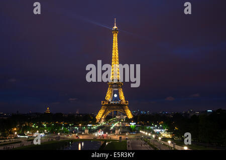 Vista notturna della Torre Eiffel dal Trocadero, Parigi, Francia Foto Stock