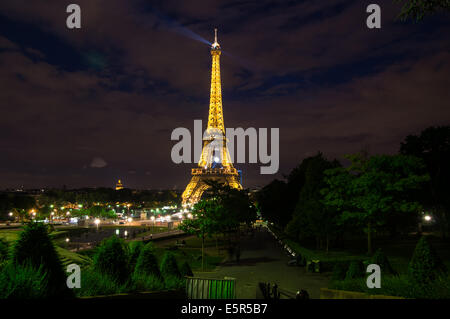 Vista notturna della Torre Eiffel dal Trocadero, Parigi, Francia Foto Stock