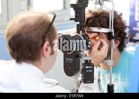 Questo paziente è affetta da cheratocono, Il ophtalmologist controlla se il paziente è in grado di adattarsi alle lenti a contatto utilizzando un Foto Stock