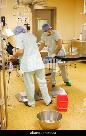 Ospedale di pulizia personale la disinfezione in sala operatoria. Foto Stock