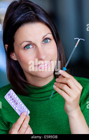 Donna che mantiene diversi contraccettivi. Foto Stock