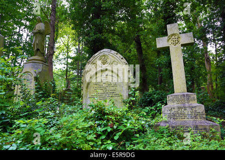 Tombe nel cimitero di Highgate Cemetery a Londra, Inghilterra. Foto Stock