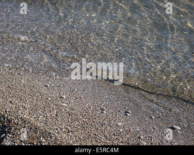 L'acqua chiara sabbia grossa Foto Stock