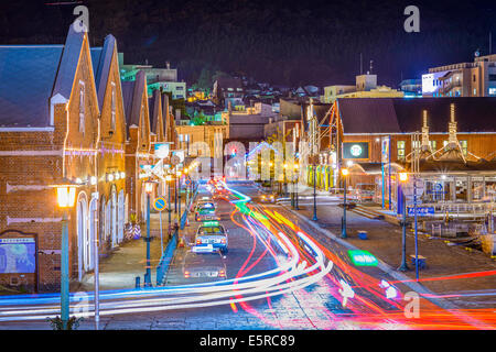 HAKODATE, Giappone - 24 ottobre 2012: il traffico passa il warehouse district. La città ha aperto nel 1859 come uno dei primi ristorante Foto Stock