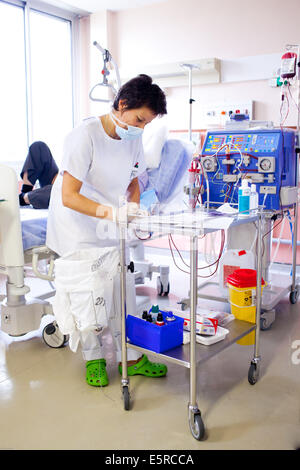 La trasfusione di sangue di pazienti anemici durante una sessione di emodialisi, ospedale di Limoges, Francia. Foto Stock