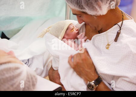 Padre che porta il suo neonato utilizzando il Kangaroo care methode (pelle a pelle), ostetricia e ginecologia, Foto Stock