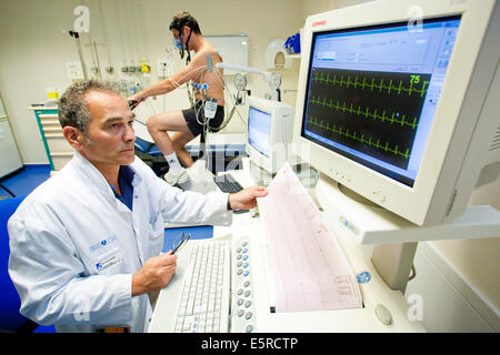 Uomo cuore sottoposti a test di stress e funzione polmonare test, Dipartimento di Cardiologia Ospedale Pitie-Salpetriere, Parigi, Francia. Foto Stock