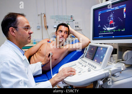 L'uomo sottoposto a una scansione cardiaca doppler, Dipartimento di Cardiologia Ospedale Pitie-Salpetriere, Parigi, Francia. Foto Stock