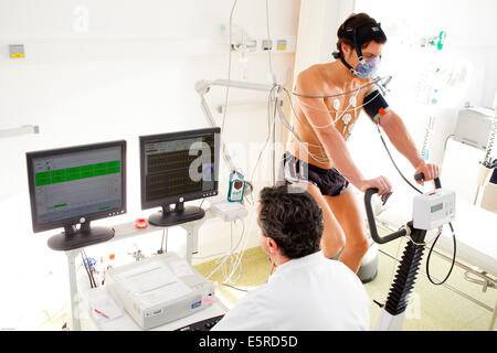 L'uomo sottoposto ad un test di stress e di una funzione polmonare test, malattie respiratorie dipartimento, ospedale di Limoges, Francia. Foto Stock