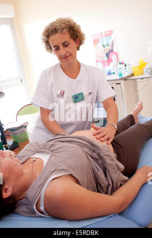 Terzo trimestre di gravidanza donna alla consultazione antenatale, ostetricia e ginecologia, Saintonges ospedale, Saintes, Foto Stock