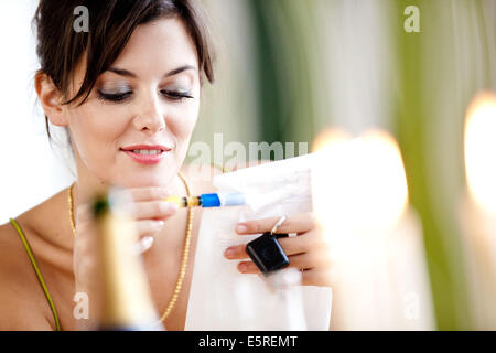 Donna che utilizza un breathalizer. Foto Stock