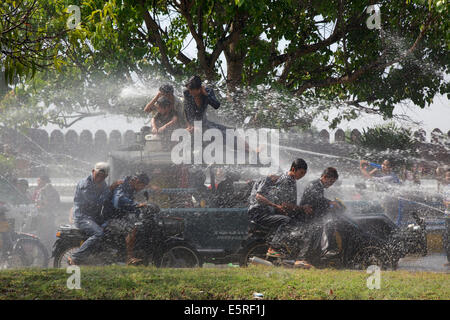 Nel Myanmar (Birmania), dal 12 aprile al 16 Aprile ha luogo la festa più importante dell'anno: il festival dell'acqua (Thingyan) Foto Stock