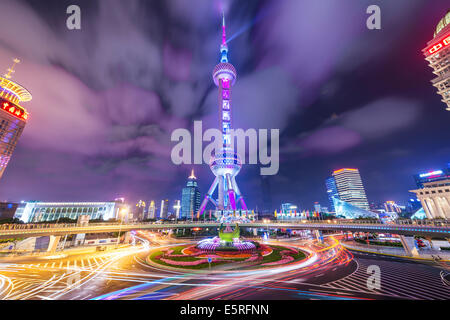 La Oriental Pearl Tower di notte nel Quartiere Finanziario di Lujiazui di Shanghai in Cina. Foto Stock