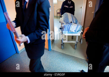 Trasferimento del paziente morto alla camera mortuaria, Cure Palliative dipartimento, ospedale di puteaux, Francia. Foto Stock