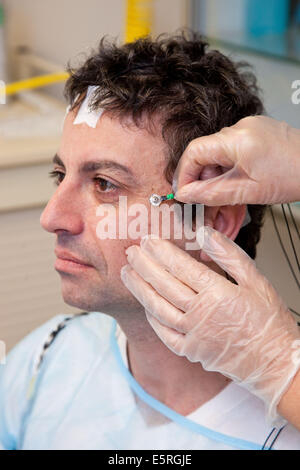 L'uomo sottoposto a esame polysomnographic, Lariboisiere hospital, Parigi. Foto Stock