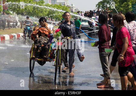 Nel Myanmar (Birmania), dal 12 aprile al 16 Aprile ha luogo la festa più importante dell'anno: il festival dell'acqua (Thingyan) Foto Stock