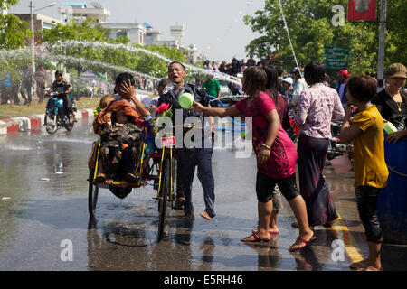 Nel Myanmar (Birmania), dal 12 aprile al 16 Aprile ha luogo la festa più importante dell'anno: il festival dell'acqua (Thingyan) Foto Stock