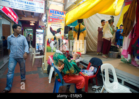 Singapore. 5 Ago, 2014. I lavoratori migranti guarda il Teochew esecutori di opera a Singapore alla Little India di Dunlop Street il 5 agosto 2014. Singapore è di etnia cinese intorno a Dunlop Street ha organizzato un Teochew Opera visualizza come parte della Fame Festival fantasma celebrazioni il martedì. © poi Chih Wey/Xinhua/Alamy Live News Foto Stock