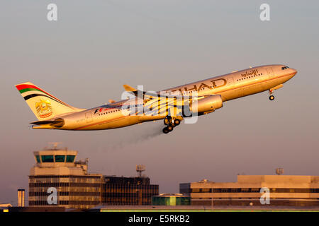 Etihad Airways Airbus A330-200 si allontana dalla pista 05L all'aeroporto di Manchester. Foto Stock