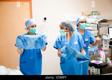 Gli infermieri in sala operatoria, Lariboisiere hospital. Foto Stock