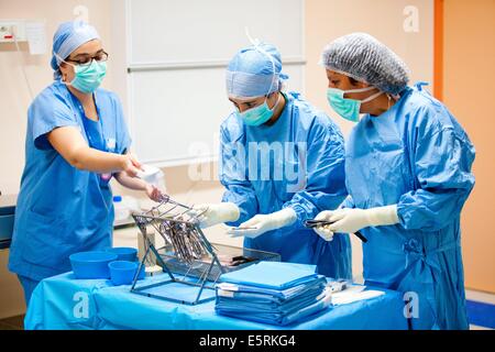 Gli infermieri in sala operatoria, Lariboisiere hospital. Foto Stock