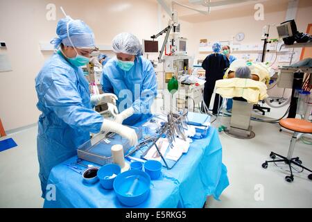 Gli infermieri in sala operatoria, Lariboisiere hospital. Foto Stock