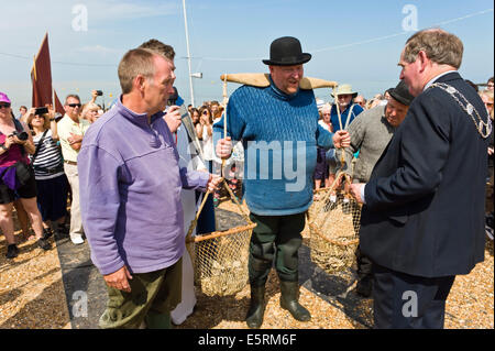 Ostriche sbarcati sulla spiaggia sono ricevuti da sceriffo di Canterbury Tony Austin a Whitstable Oyster Festival Kent England Regno Unito Foto Stock