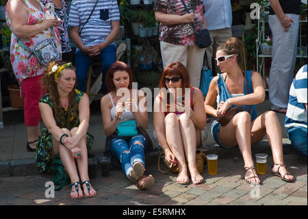 I visitatori a guardare la street parade a Whitstable Oyster Festival Kent England Regno Unito Foto Stock