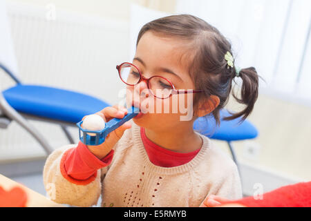 4 anno vecchia ragazza della sindrome di Down durante una sessione con un logopedista. Foto Stock