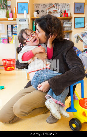 4 anno vecchia ragazza della sindrome di Down con sua madre. Foto Stock