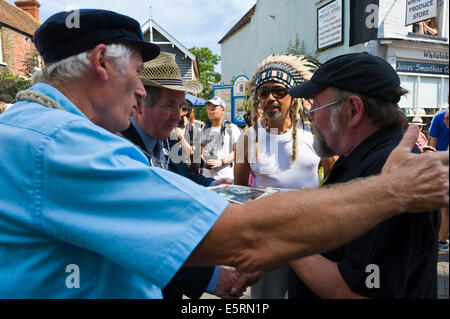 Sceriffo di Canterbury Tony Austin consegna ostriche fresche per i commercianti locali a Whitstable Oyster Festival Kent England Regno Unito Foto Stock