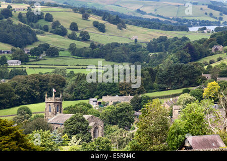 St Cuthberts Chiesa e Nidderdale dal panorama a piedi ponte Pateley North Yorkshire, Inghilterra Foto Stock