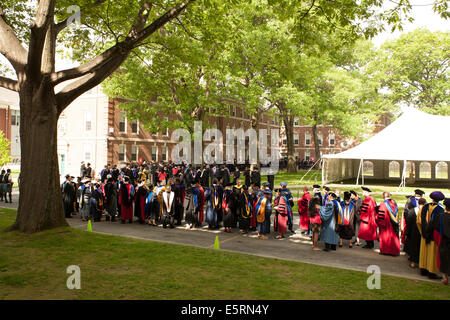 Studenti e facoltà inizio sfilata attraverso il campus di cerimonia di laurea al Williams College a Williamstown, MA. Foto Stock