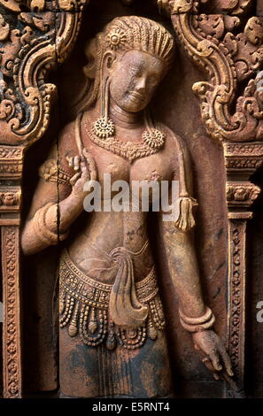 Un devata (divinità femminile) scolpito sul santuario parete in corrispondenza di Banteay Srei. Foto Stock