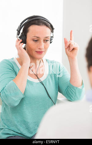 Donna subendo pure-l'audiometria tono di prova. Foto Stock