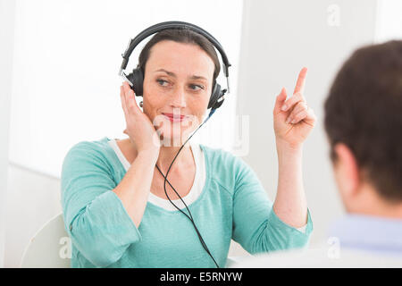 Donna subendo pure-l'audiometria tono di prova. Foto Stock