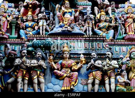 SINGAPORE: riccamente intagliato e dipinto figure che ornano il Sikhara torre di ingresso di Sri Veeramakaliamman tempio indù Foto Stock