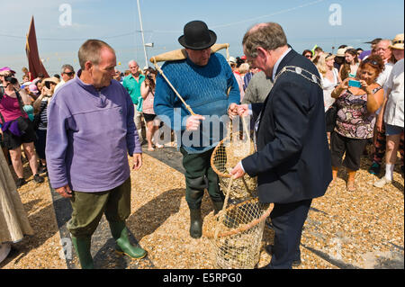 Ostriche sbarcati sulla spiaggia sono ricevuti da sceriffo di Canterbury Tony Austin a Whitstable Oyster Festival Kent England Regno Unito Foto Stock