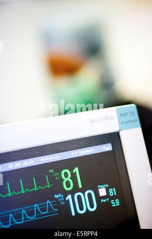 Anestetico apparecchiature di monitoraggio durante la chirurgia, ospedale St Antoine di Parigi. Foto Stock