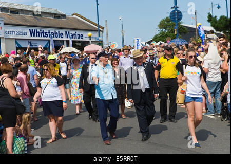 Sceriffo di Canterbury Tony Austin nella sfilata di carnevale a Whitstable Oyster Festival Kent England Regno Unito Foto Stock