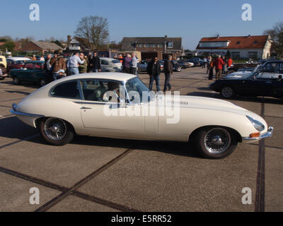 Questa Jaguar e-Type 1967 da 4,2 litri 2+2, con immatricolazione olandese DM-13-12, è una rinomata auto sportiva classica, nota per il suo design elegante e la sua tecnologia ad alte prestazioni. Foto Stock