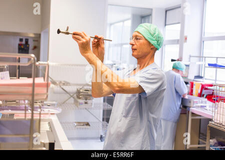 Attrezzature mediche di disinfezione. Ospedale di Bordeaux, Francia. Foto Stock