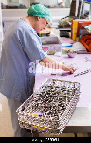 Attrezzature mediche di disinfezione. Ospedale di Bordeaux, Francia. Foto Stock