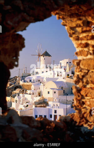 Grecia SANTORINI, Ia, vista sulla città attraverso la finestra di pietra Foto Stock